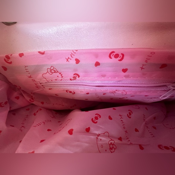 HelloKitty bag. Very Good condition. Faux leather.Only used  once not my style! - Picture 4 of 6